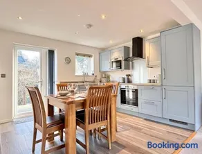 Harlowe Mousehole Hideaway two bedrooms with parking - Image 2