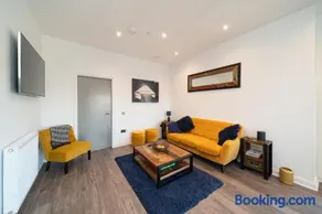 Dockside Apt, Quay Views, City Vibes - Image 2
