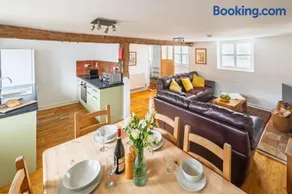 Host Stay 1 Ruscon Cottage - Image 2
