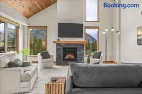 Mountain Dreams Penthouse Hot Tub & Panoramic Views New in Spring Creek - Image 1