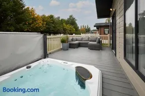 Primrose Lodge with Hot Tub - Image 1