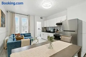 Modern and Spacious 3BR Private Parking 15min NYC - Image 1