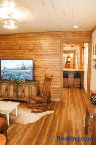 The Greenhouse Cozy Cottage- Walk to Downtown! - Image 1