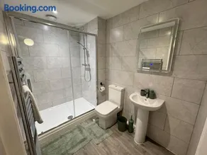 Town centre 1 Cozy king size bed ensuit shower - Image 4