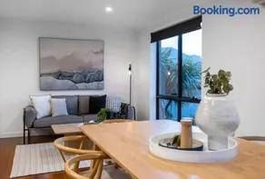 Mt Wellington Balcony House - Wake Up to the Summit - Image 4