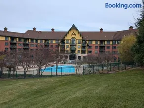 Amazing 1st floor Ski inout at Creek) - Image 3