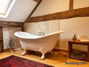 Hot Tub, Stream-Side Garden, Mountain Views, 17thC - Image 2