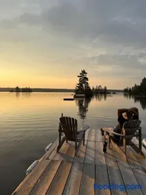 3 Bedroom Lakefront Cottage, OFSC & Trails Nearby - Image 1