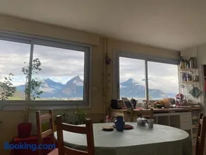 Une chambre calme dans mon appartement avec vue - Image 2