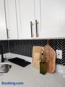 Chic Spacious Apt Near Attractions/Food/EWR/NYC - Image 4