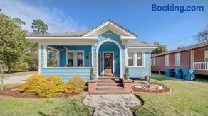 The Blue House -Historic-Updated-Walkable - Image 4