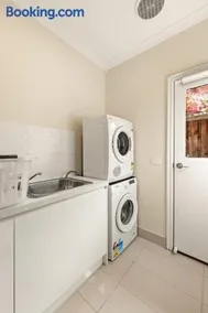 Entire Cozy 4-Bedroom Home with 2 Ensuites In Keysborough - Image 2