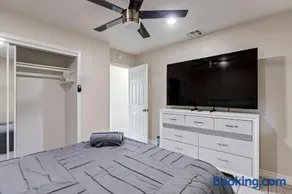 Bonita Home 4 Room- Local VIBE just 12 min to The Strip and Fremont - Image 5