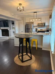 Full townhouse near Shem Creek & Downtown with Hot Tub - Image 4