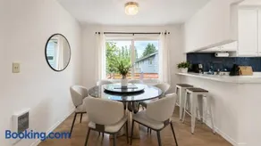 Spacious Pet Friendly Shoreline Home EV charger - Image 1