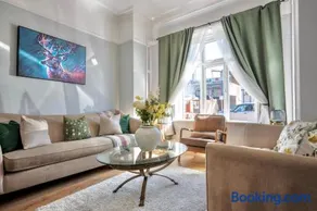 Spacious 6BR, Sleeps 12, Prime Location, Parking Free - Image 3