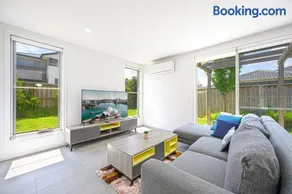 Denham Court Adorable 4Br house with Wifi &Parking - Image 1