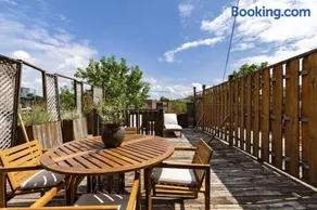 Spacious 2-Level Stay Private Terrace & Parking - Image 4