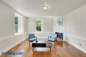 Spacious 5-Bed Retreat in Charming Kennett Square - Image 2