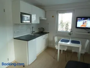 Apartment Red Tree - Image 3