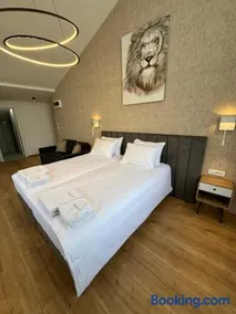 Triangle Rooms - Image 5