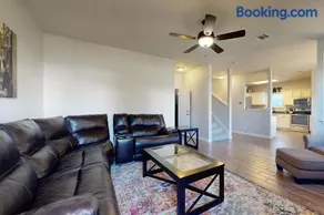 Charming family friendly home, enclosed backyard & 20 miles from San Antonio - Image 4