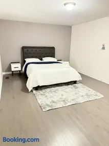 4-Bdrm Comfort with Fireplace mins from Downtown - Image 2