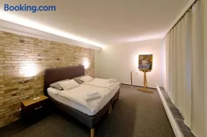 ViDa Prostorný 220 m2 3BR Apartmán s Krbem a Zahradou, Ideální pro Rodiny - Image 1