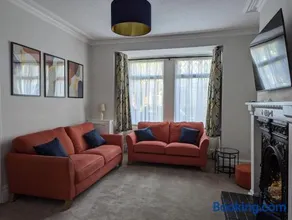 Spacious Family Holiday Home - Image 2