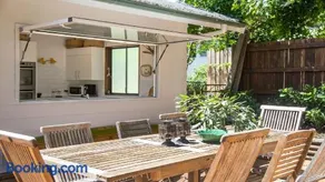 Coastal Vintage Cottage Brimming With Character and Charm Just Moments To Beaches, Bay and Cafes - Image 1