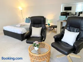 Modern Studio Apartment in Pershore with Free Parking - Image 4