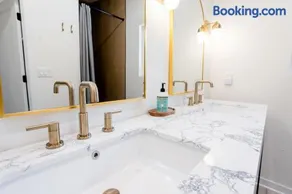 500 HOUSE - Designer 2BR Flat with Private Patio - D - Image 2