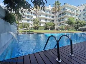 Spacious 4BR Family Apartment with Pool & Parking in Lloret de Mar - Image 1