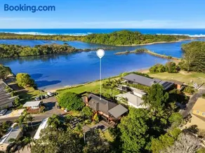 Merlin - Luxury Riverfront Escape, Walk to Beach - Image 5