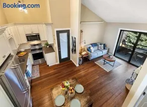 Modern 2BR Jackson Condo - Image 1