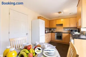 3 Bedroom House By B and R Serviced Accommodation Amesbury With Wifi & Free Parking - Image 2