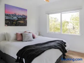 Glen Iris, Quiet Boutique 2 bedroom Netflix, WIFI, Parking, Free Wine - Image 2