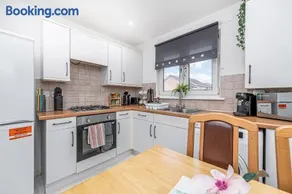 Prime Commuter Executive Apartment Dunfermline - Image 1