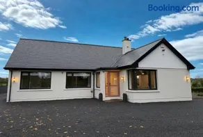 Willow Lodge Cashel- Rock View-Sleeps 8 guests-Spacious- Cosy - Image 5