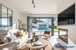Luxury Rural Villa Pool by ELE Apartments - Image 1
