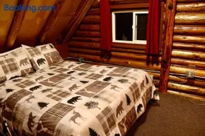 Log Cabin at Rainier Lodge (0.4 miles from entrance) - Image 2