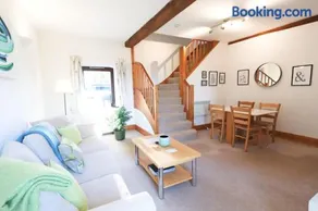 Stable Cottage at The Long Barn- Beautiful Getaway in Tockington - Image 5