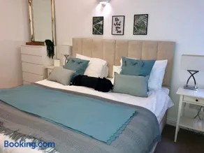 Superbly located 2 bedroom luxury apartment - Image 4