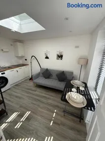Modern guest house Free Parking - Image 2