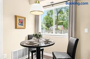 1st Floor 1BR Flat, King Bed, End Unit - Image 3