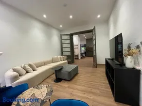 Newly renovated, central, quick access to Duesseldorf and Cologne - Image 2