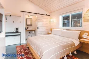 Shortboard Room includes Queen Bed - Image 2