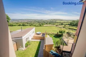 Stylish Cottage with Hot Tub & Countryside Views - Image 2
