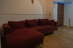 Golden Stay - 4BR Stylish Apartment for Group - Image 2