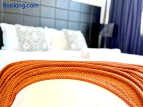 Chatswood Executive Suites - 3 Beds, 2 Baths with Parking - Image 2